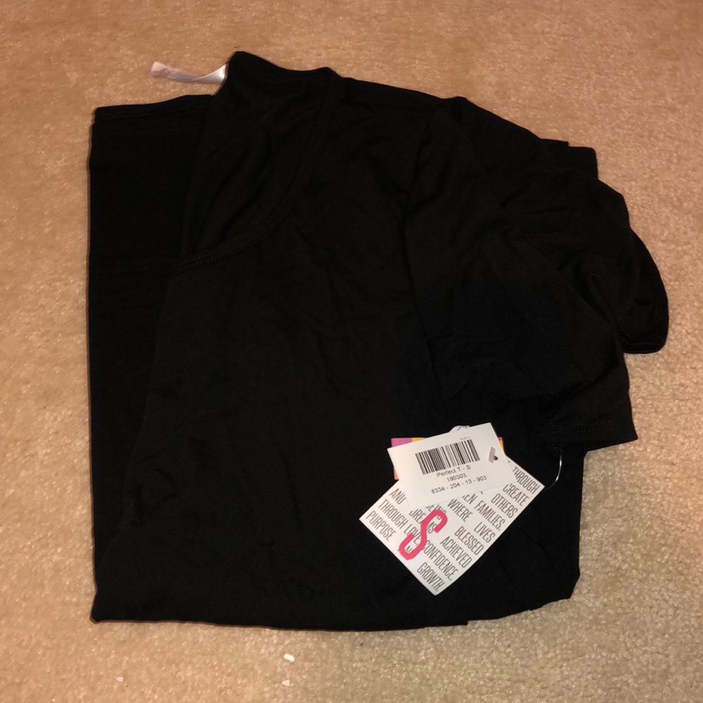 Small solid black Perfect T